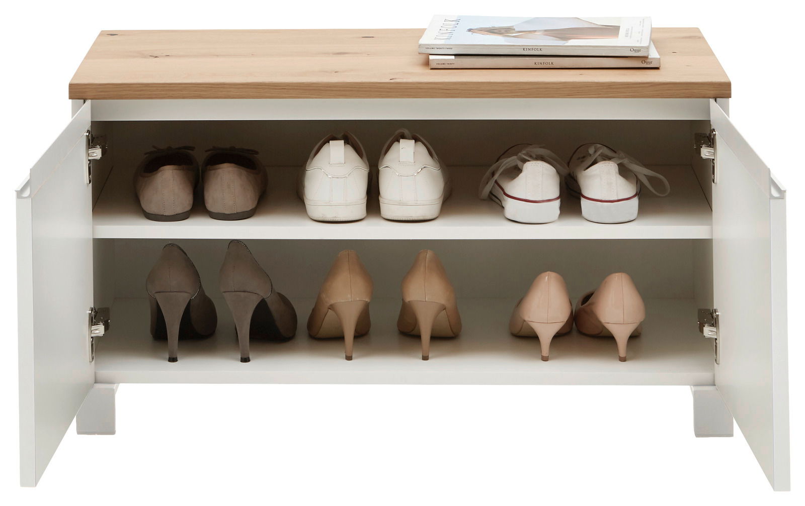 Garderobenbank mit Holzoberfläche, zwei offenen Türen und zwei Regalböden, auf denen Schuhe stehen. Perspektive von vorne.