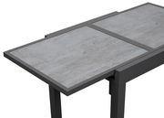 Moderner Gartentisch mit grauer Steinoptik-Oberfläche, perspektivisch von oben gezeigt.