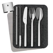 Besteck-Set My2Go aus Edelstahl, bestehend aus Messer, Gabel, Löffel, Trinkhalm und Reinigungsbürste, auf einer Filzunterlage von oben betrachtet.