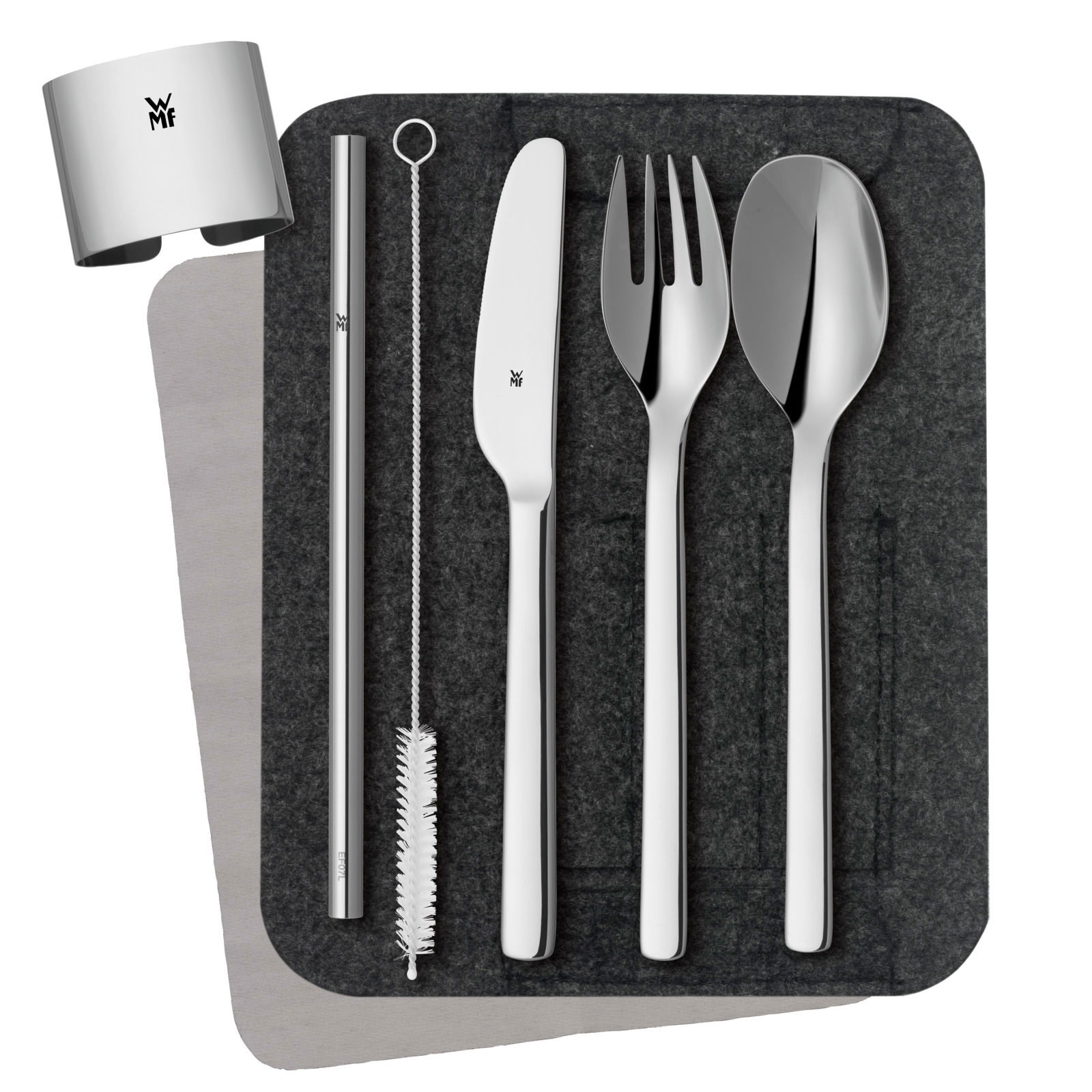 Besteck-Set My2Go aus Edelstahl, bestehend aus Messer, Gabel, Löffel, Trinkhalm und Reinigungsbürste, auf einer Filzunterlage von oben betrachtet.