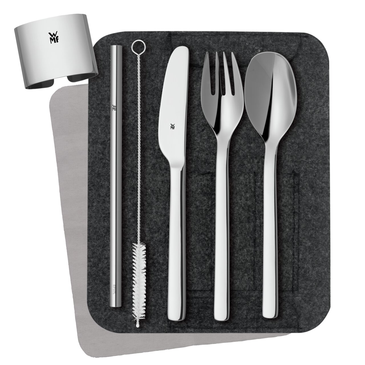 Besteck-Set My2Go aus Edelstahl, bestehend aus Messer, Gabel, Löffel, Trinkhalm und Reinigungsbürste, auf einer Filzunterlage von oben betrachtet.