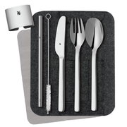 Besteck-Set My2Go aus Edelstahl, bestehend aus Messer, Gabel, Löffel, Trinkhalm und Reinigungsbürste, auf einer Filzunterlage von oben betrachtet.