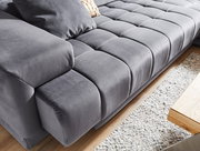 Graues Ecksofa mit weicher Polsterung und Kissen, Nahaufnahme von der Seite