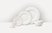 Komiservice 20-tlg. in seitlicher Perspektive: Tasse, Untertasse, Teller und Schüssel in schlichtem Weiß.