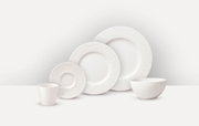 Komiservice 20-tlg. in seitlicher Perspektive: Tasse, Untertasse, Teller und Schüssel in schlichtem Weiß.