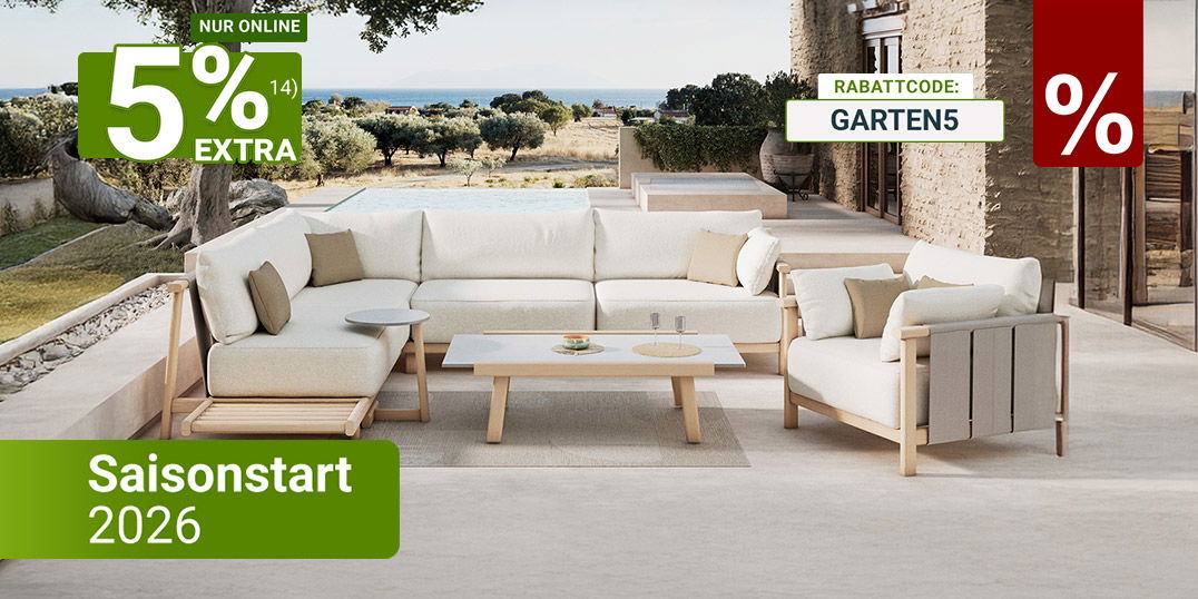 Moderne Outdoor-Lounge auf Terrasse mit Olivenbäumen und Meerblick, Saisonstart 2026