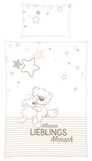 Renforcé-Bettwäsche mit niedlichem Bären- und Schafmotiv, umgeben von Sternen, mit der Aufschrift 'Kleiner Lieblingsmensch'. Draufsicht auf Kissen und Decke.