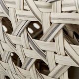 Nahaufnahme eines geflochtenen Musters aus hellen und dunklen Streifen, perspektivisch von der Seite aufgenommen.