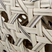 Nahaufnahme eines geflochtenen Musters aus hellen und dunklen Streifen, perspektivisch von der Seite aufgenommen.