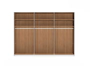 Frontale Ansicht eines sechstürigen Drehtürenschranks mit Holzoptik, offenen Fächern und Kleiderstangen.