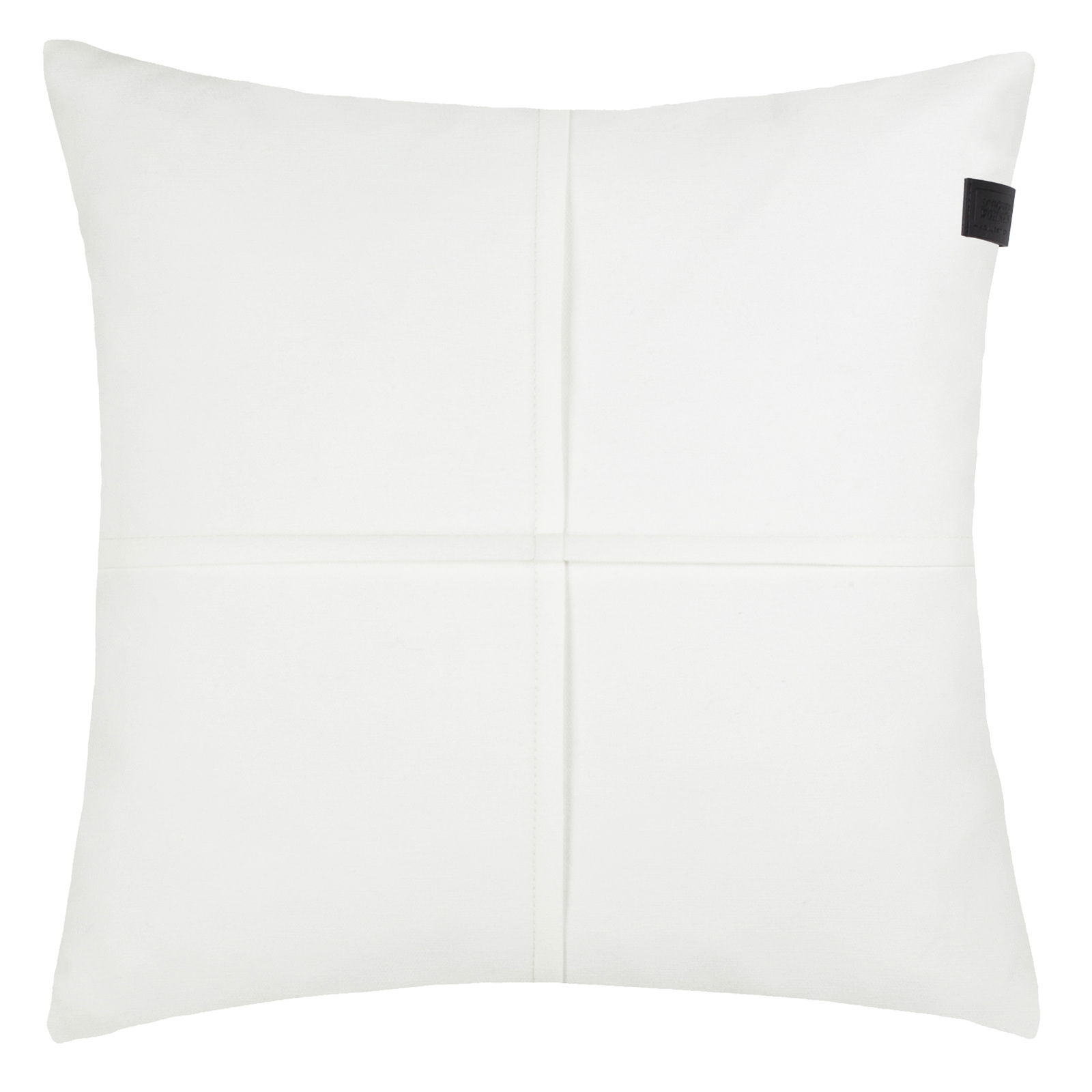 Weiße Zierkissenhülle in quadratischer Form, frontal abgebildet, mit dezentem Nahtmuster und kleinem schwarzen Etikett an der Seite.