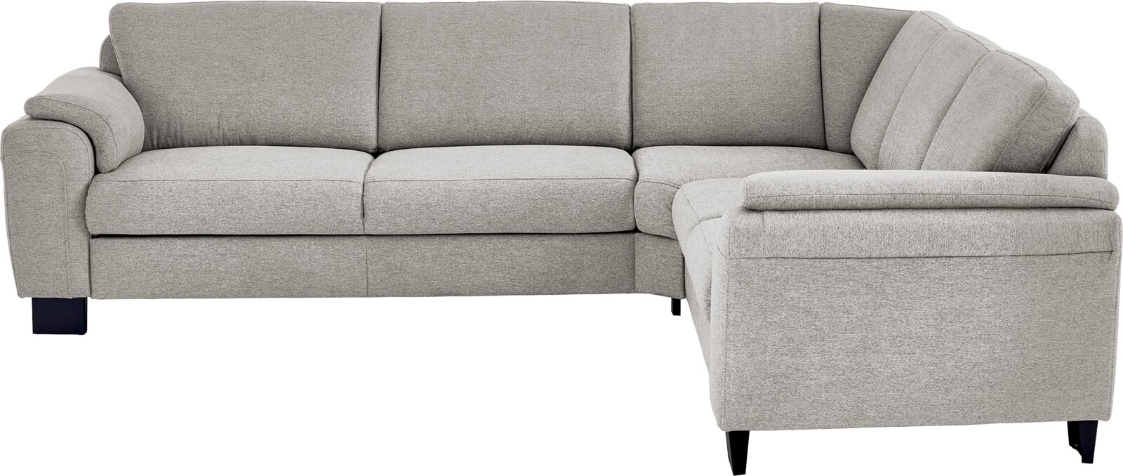 Hellgraues Stoff-Ecksofa mit Recamiere rechts, gepolsterten Armlehnen und schwarzen Füßen, frontal aus leicht seitlicher Perspektive fotografiert