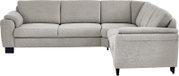 Hellgraues Stoff-Ecksofa mit Recamiere rechts, gepolsterten Armlehnen und schwarzen Füßen, frontal aus leicht seitlicher Perspektive fotografiert