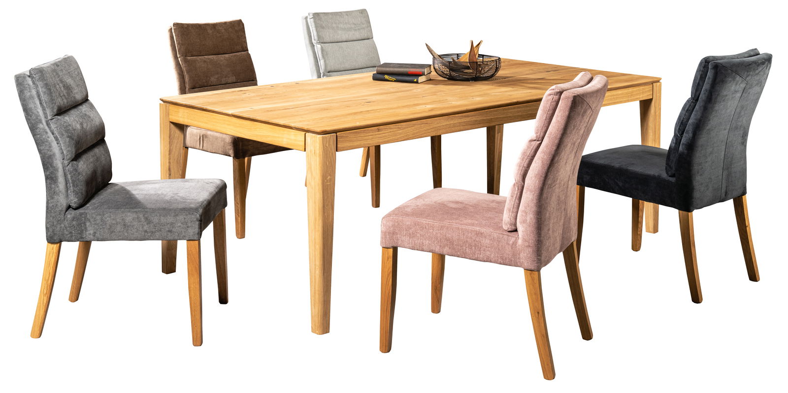 Esstisch aus Holz mit sechs verschiedenen Stühlen in einem modernen Esszimmer, seitliche Perspektive