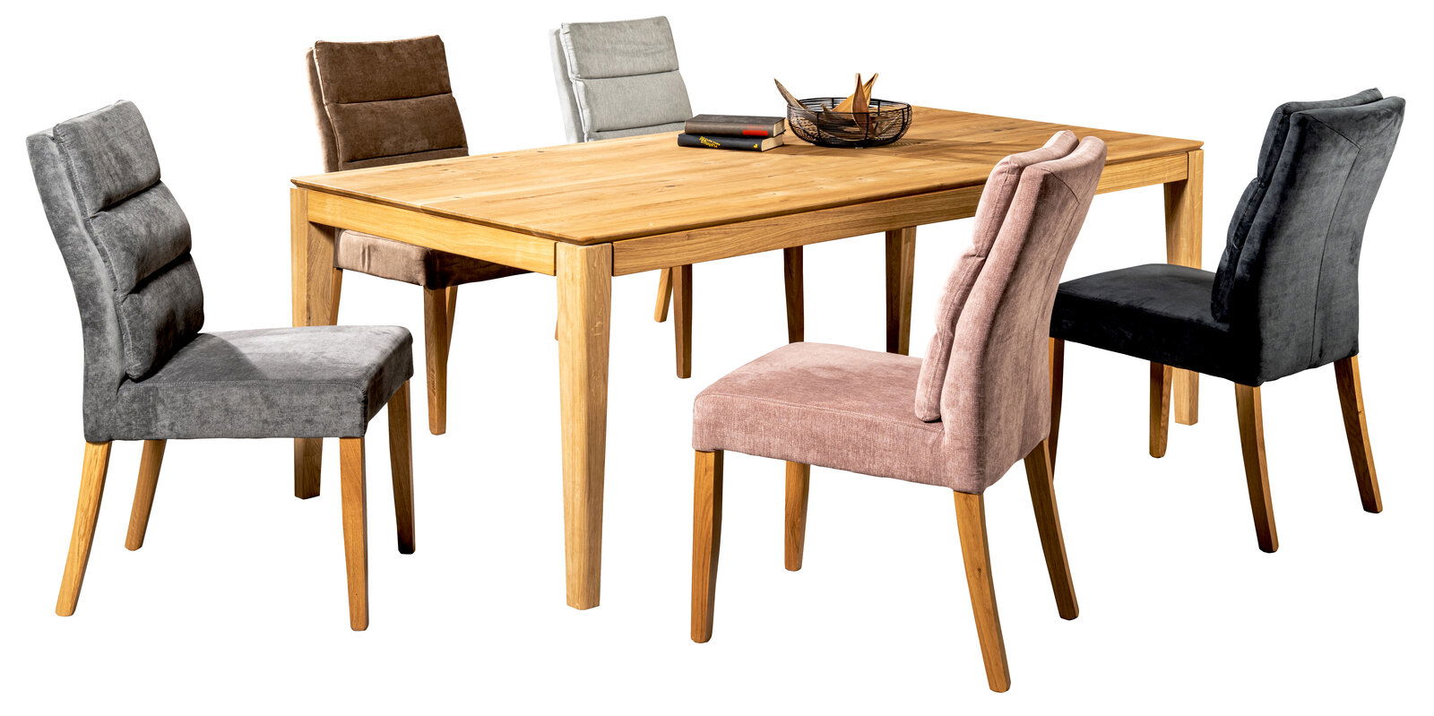 Esstisch aus Holz mit sechs verschiedenen Stühlen in einem modernen Esszimmer, seitliche Perspektive