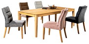 Esstisch aus Holz mit sechs verschiedenen Stühlen in einem modernen Esszimmer, seitliche Perspektive