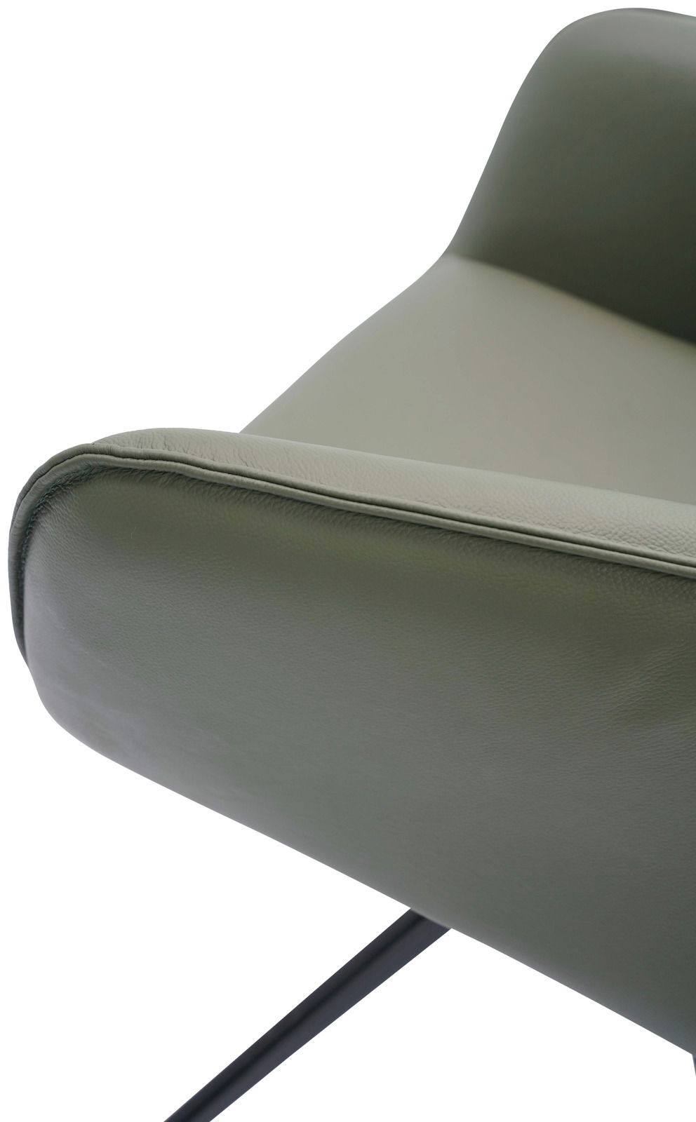 Nahaufnahme eines Armlehnstuhls in grünem Leder mit schwarzem Metallgestell, seitliche Perspektive