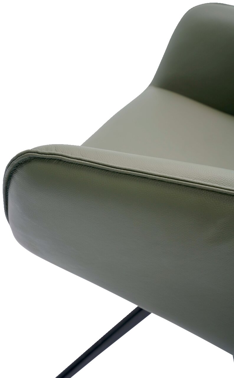 Nahaufnahme eines Armlehnstuhls in grünem Leder mit schwarzem Metallgestell, seitliche Perspektive