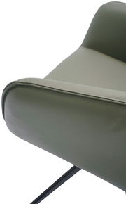 Nahaufnahme eines Armlehnstuhls in grünem Leder mit schwarzem Metallgestell, seitliche Perspektive