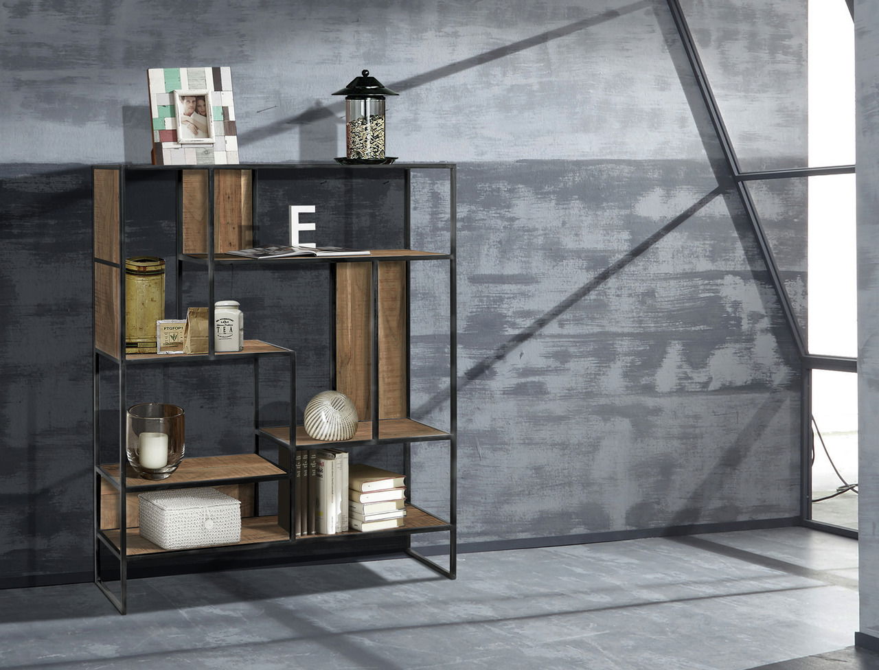 Modernes Regal aus Holz und Metall mit Dekorationen, seitliche Perspektive