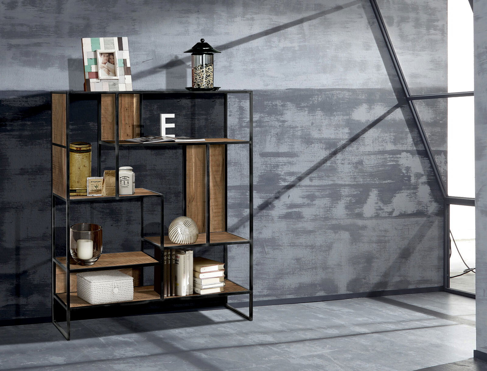 Modernes Regal aus Holz und Metall mit Dekorationen, seitliche Perspektive