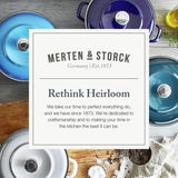 Vogelperspektive auf mehrere bunte Bratentöpfe von Merten & Storck, darunter ein blauer, ein lila und ein weißer Topf, umgeben von Gewürzen und Öl.