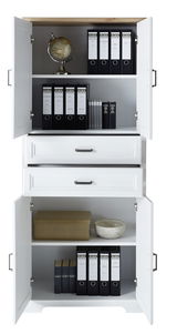 Weißer Aktenschrank der Serie JUDITH mit geöffneter Frontansicht, gefüllt mit Ordnern, Büchern, einem Globus und dekorativen Gegenständen.