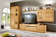 Moderne Wandkombination aus Holz mit TV-Schrank, Hängeschrank und Regal, frontal betrachtet.
