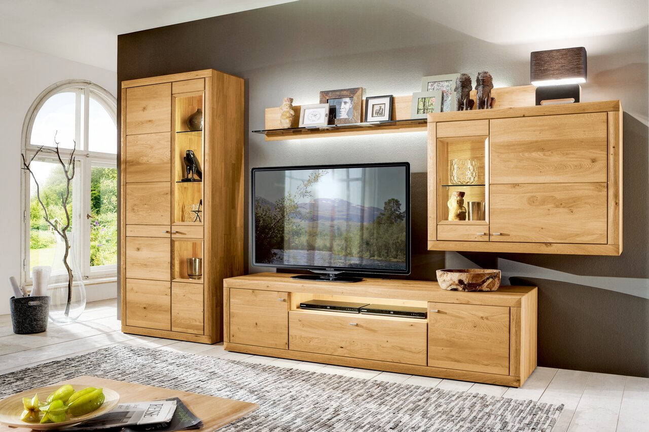 Wöstmann Markenmöbel Wandkombination AURUM Moderne Wandkombination aus Holz mit TV-Schrank, Hängeschrank und Regal, frontal betrachtet.