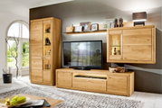 Moderne wandcombinatie van hout met tv-kast, hangkast en plank, gezien vanaf de voorkant.