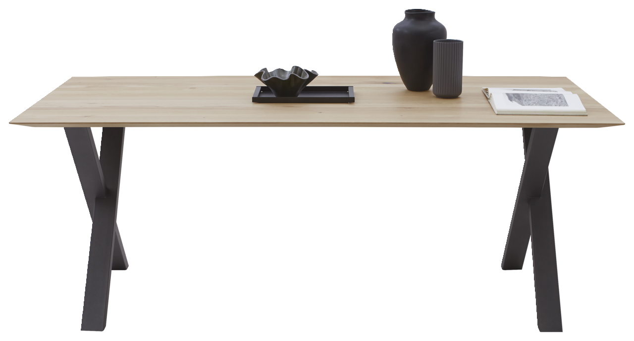 Moderner Esstisch aus Holz mit schwarzem Metallgestell, dekoriert mit Vasen und Büchern, Frontalansicht.