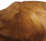 Nahaufnahme einer dekorativen Holzschale mit natürlicher Maserung, von oben betrachtet.