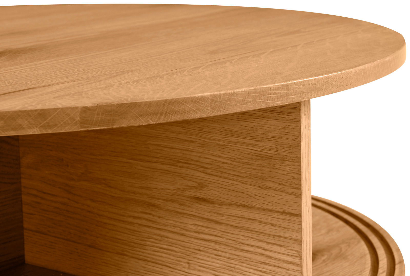 Nahaufnahme eines runden Couchtisches aus Holz mit sichtbarer Maserung, seitliche Perspektive