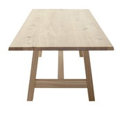Houten tafel van licht hout, gezien van voren