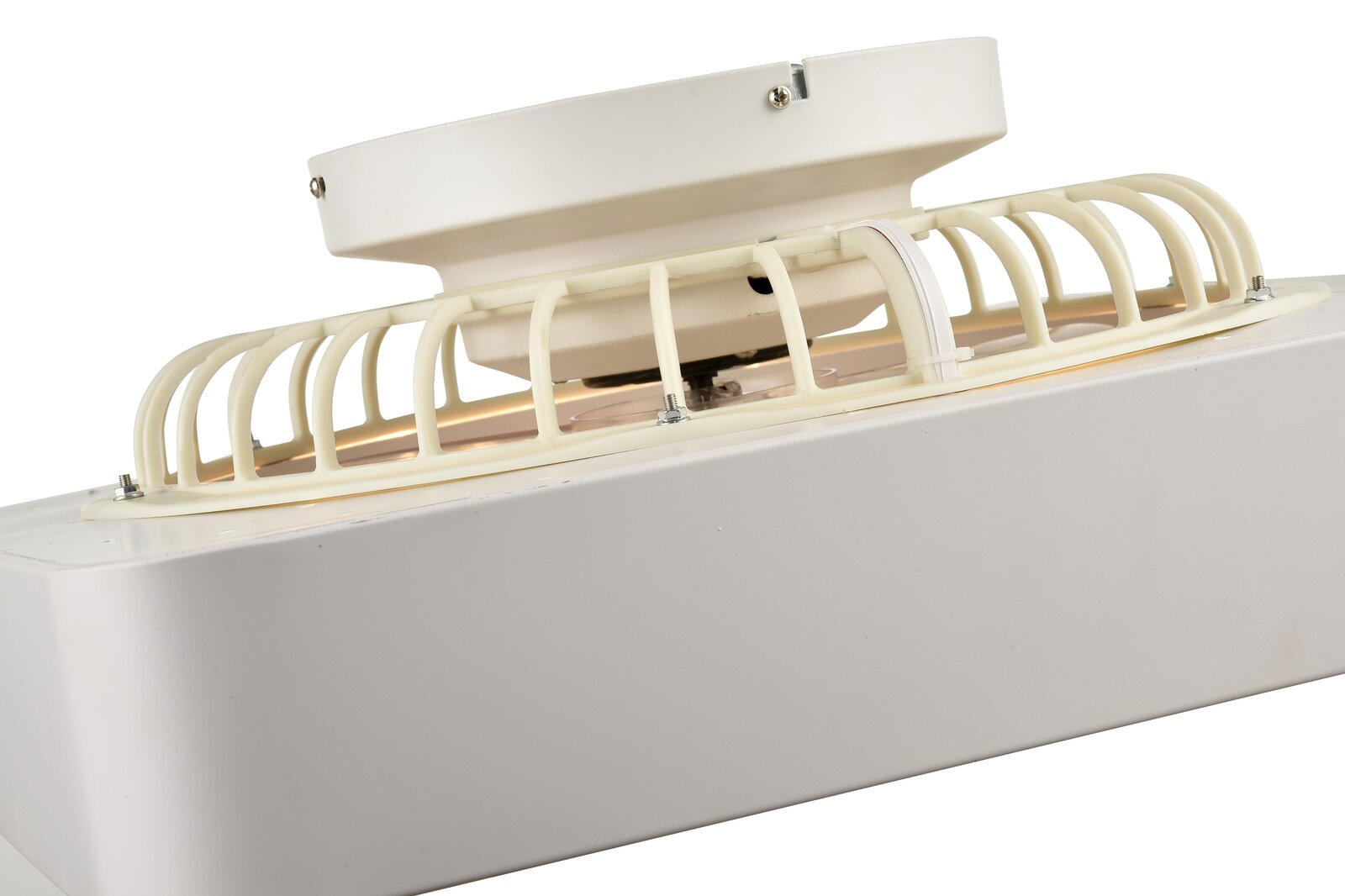 Weiße Deckenleuchte mit rechteckigem Lampenkörper und Schutzgitter, Detailansicht von schräg unten auf weißem Hintergrund