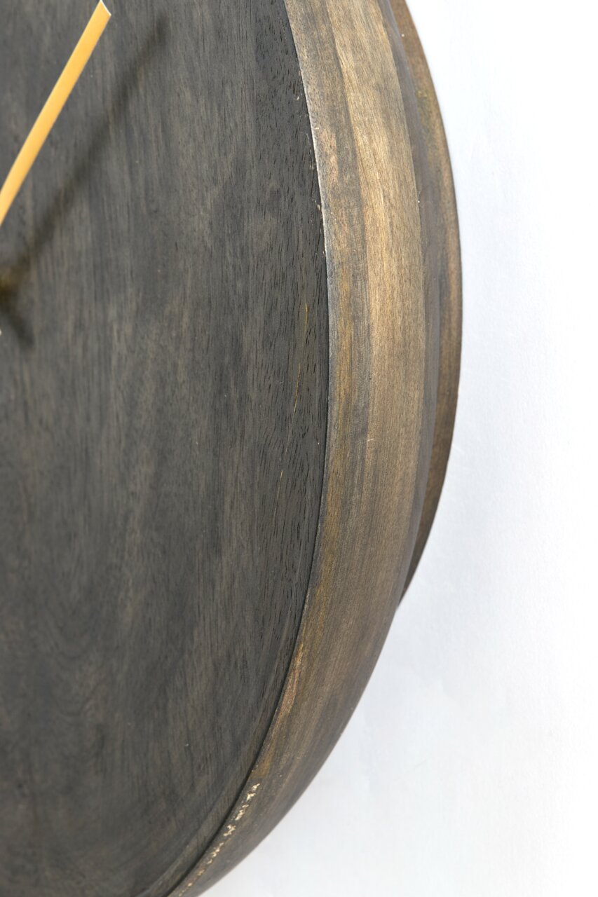 Nahaufnahme einer Holzuhr mit seitlicher Perspektive, die die Maserung und den Rand des Zifferblatts zeigt.