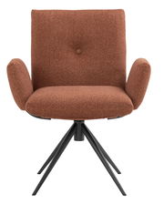 Vorderansicht eines modernen Armlehnstuhls mit braunem Stoffbezug und schwarzem Metallgestell.