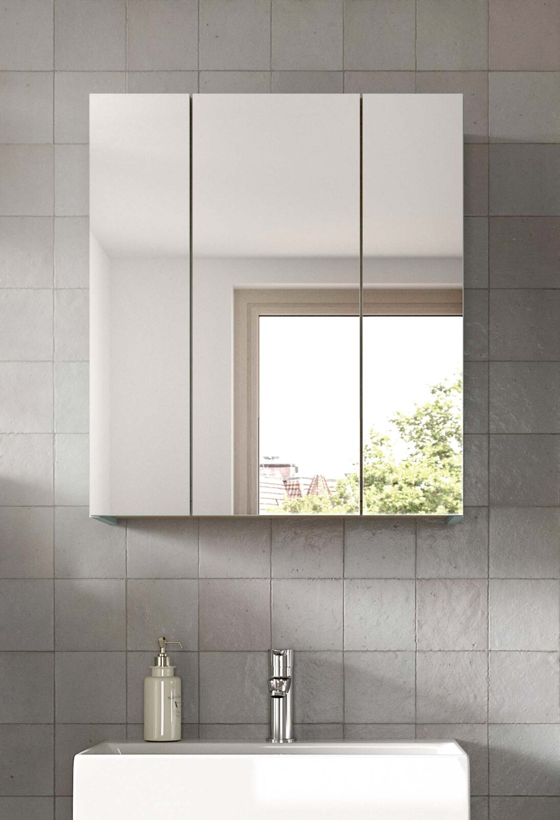 Weißer Badezimmerspiegelschrank mit drei Spiegeltüren über einem Waschbecken vor grauer Fliesenwand, Frontalansicht auf Augenhöhe