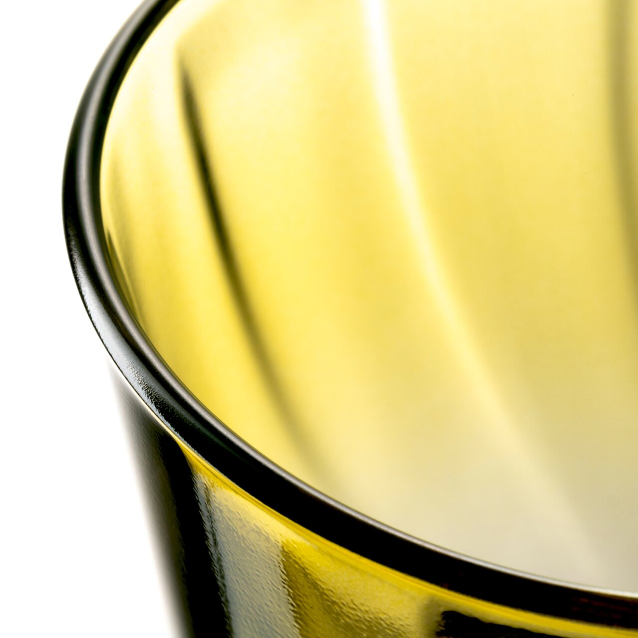 Close-up van een geel drinkglas met gedraaid patroon, gezien van bovenaf.