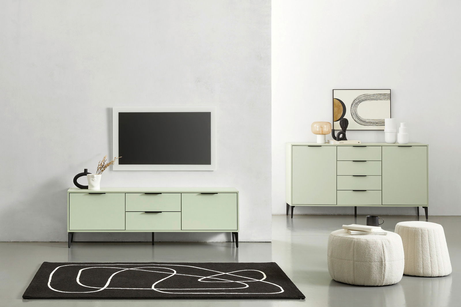 Hom´in TV-Lowboard JOLLY Moderne Wohnzimmermöbel in mintgrün, bestehend aus einem TV-Lowboard und einem Sideboard, mit dekorativen Elementen und aus der Frontalperspektive fotografiert.