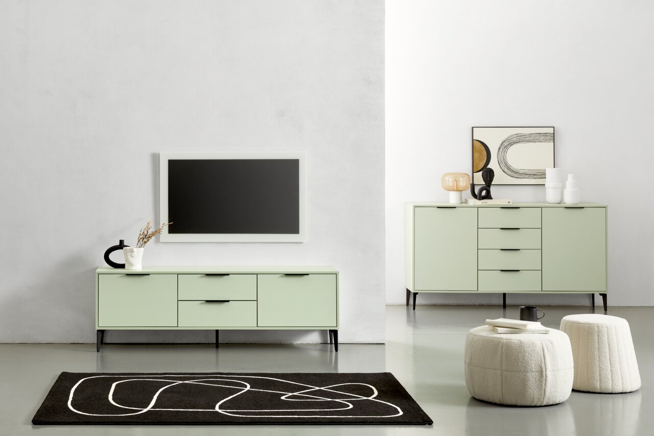 Moderne woonkamermeubels in mintgroen, bestaande uit een tv-lowboard en een dressoir, met decoratieve elementen en gefotografeerd vanuit vooraanzicht.