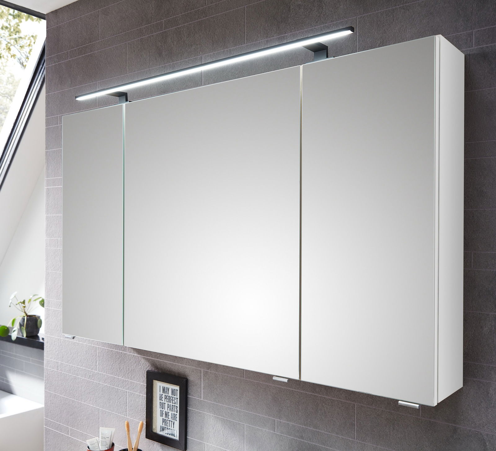 Moderne dreiteilige Badkombination mit Spiegelschränken und integrierter LED-Beleuchtung, seitliche Perspektive.