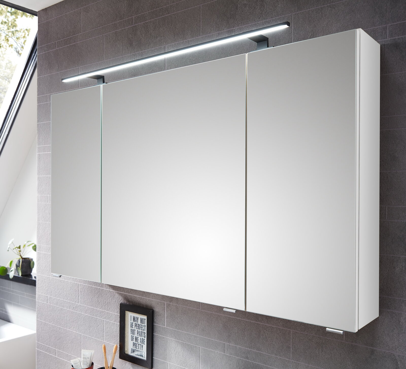 Moderne dreiteilige Badkombination mit Spiegelschränken und integrierter LED-Beleuchtung, seitliche Perspektive.