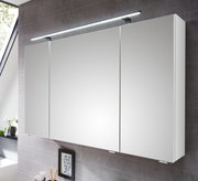 Moderne driedelige badkamercombinatie met spiegelkasten en geïntegreerde ledverlichting, zijaanzicht.