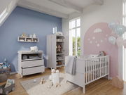 Helles und modernes Babyzimmer mit weißem Gitterbett, Wickelkommode und Kleiderschrank, dekoriert mit pastellfarbenen Ballons und Wandsticker in Sternenform, seitliche Perspektive.
