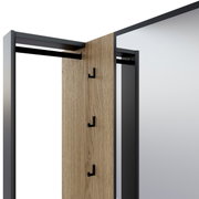 Detailfoto van een compacte kapstok met houten paneel en zwarte haken, zijaanzicht
