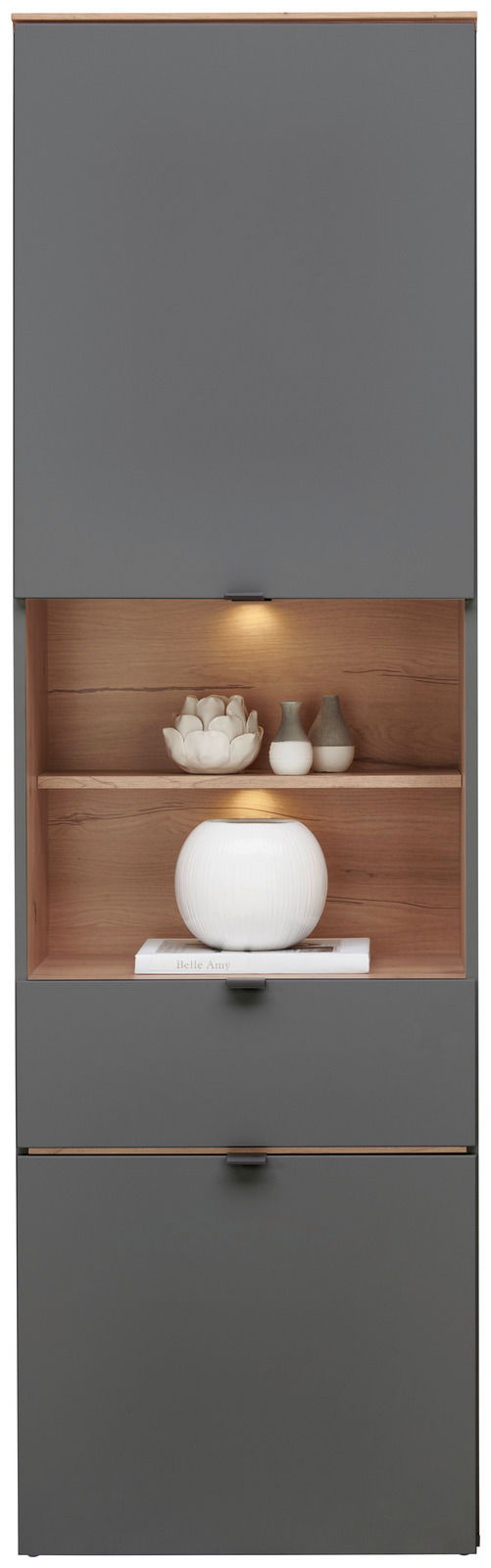 Vitrine DIANA in grauer Frontansicht mit beleuchtetem Holzregal, dekoriert mit Keramikvasen und einem Buch.