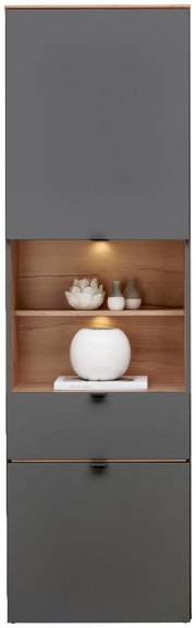 Vitrine DIANA in grauer Frontansicht mit beleuchtetem Holzregal, dekoriert mit Keramikvasen und einem Buch.