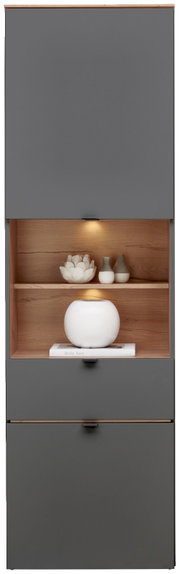 Vitrine DIANA in grauer Frontansicht mit beleuchtetem Holzregal, dekoriert mit Keramikvasen und einem Buch.