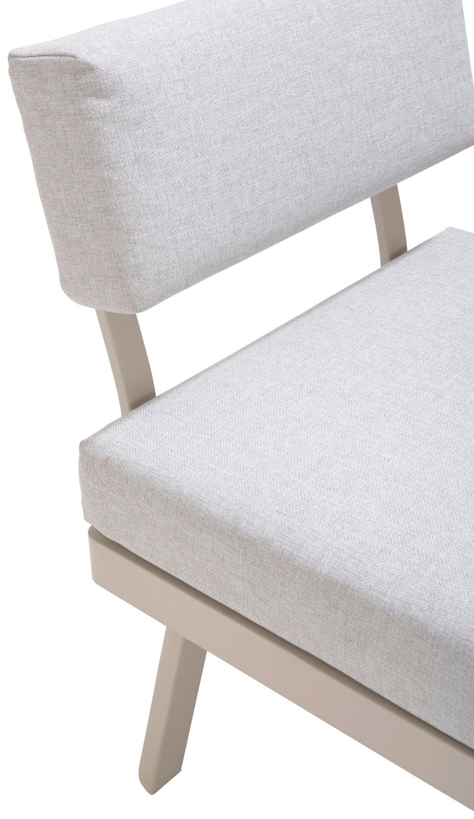 Nahaufnahme einer Lounge-Kombination mit hellgrauem Stoffbezug und beigem Gestell, seitliche Perspektive